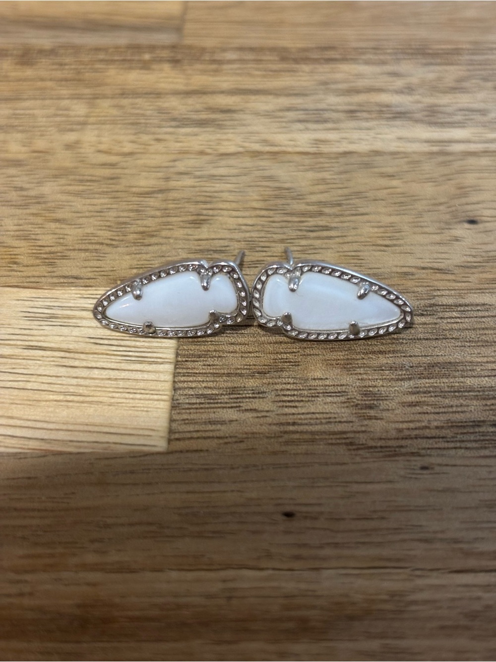 Kendra Scott Skylette Arrowhead Studs with white mother of pearl and silver hard